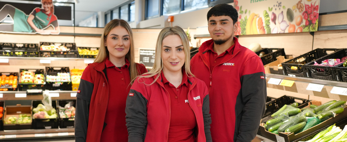 Drei Mitarbeitende stehen in der Frischeabteilung.