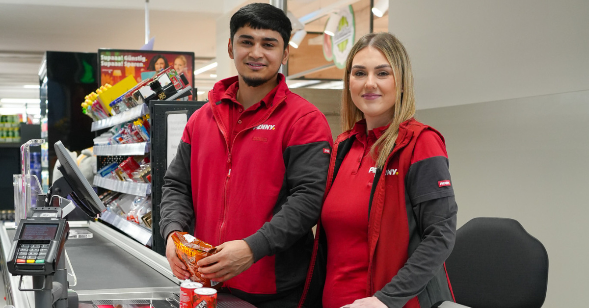 Zwei Mitarbeitende stehen hinter der Kassa.