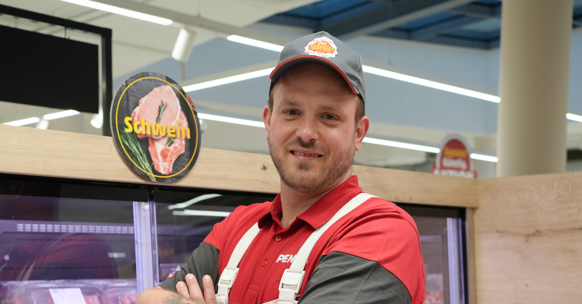 Ein Mitarbeiter steht vor einer Kühlteke.